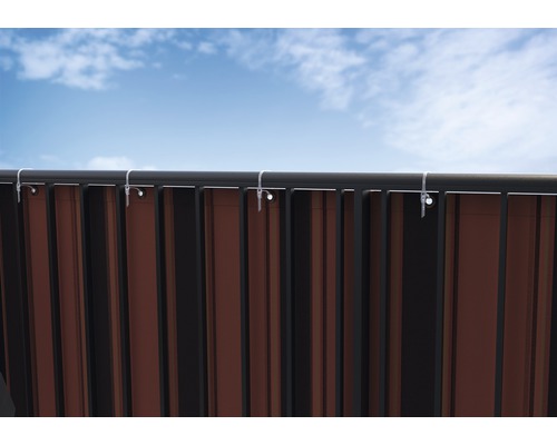 Außenjalousie mit Befestigung vor blauem Himmel