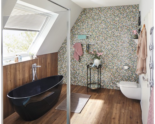 Badezimmer mit freistehender Badewanne, Mosaikwand und Dachfenster