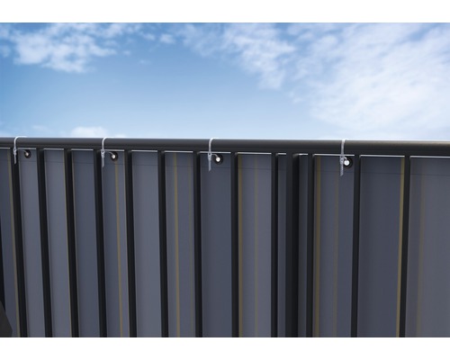 Balkonverkleidung mit Befestigung und Streifenstruktur