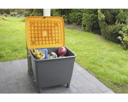 Aufbewahrungsbox für den Außenbereich mit geöffnetem Deckel, gefüllt mit Spielzeug