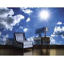 Fototapete mit Himmelsmotiv, Sessel mit Streifenmuster und Nachttischlampe
