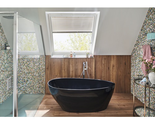 Helles Badezimmer mit Dachfenster, freistehender Badewanne und Mosaikfliesen
