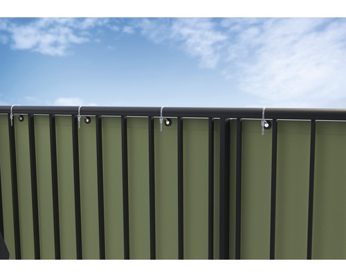 Sichtschutzzaun mit Ösen und Kabelbindern zur Befestigung