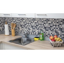Küchenszene mit Spüle, Mosaikfliesen und Küchenutensilien