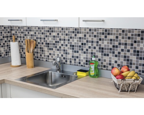 Küchenszene mit Spüle, Mosaikfliesen und Küchenutensilien