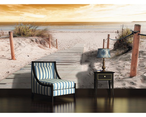 Fototapete mit Strandmotiv, Stuhl mit Streifenmuster und Nachttisch mit Lampe