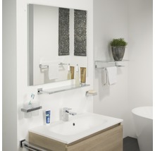 Badezimmer mit Waschtisch, Spiegel und Accessoires