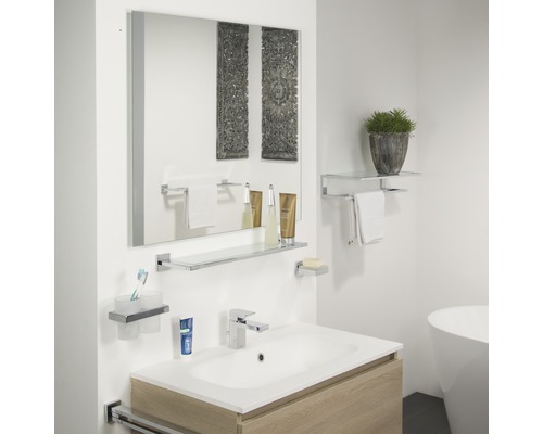 Badezimmer mit Waschtisch, Spiegel und Accessoires