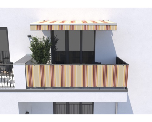 Balkon mit Markise und Sichtschutz in gestreiftem Design.