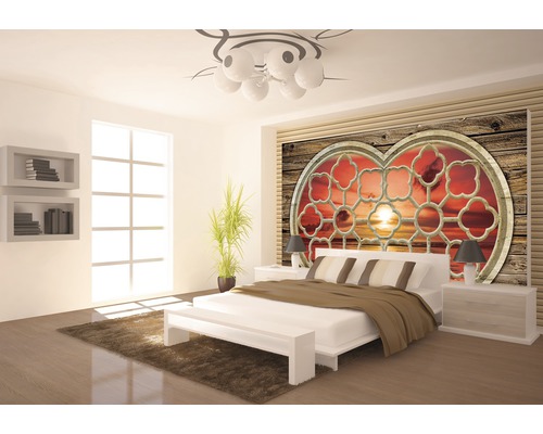 Schlafzimmer mit Bett, Nachttischen und Wandbild mit Herzfenster-Motiv