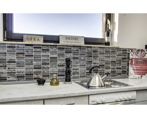 Küchenszene mit Spüle, Kochfeld, Mühle und Dekoration