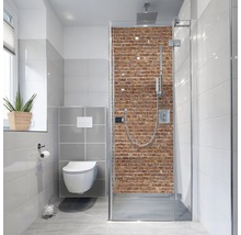Modernes Badezimmer mit Toilette und Duschkabine mit Backsteinmuster