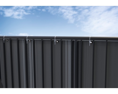 Sichtschutzzaun mit Kabelbindern befestigt