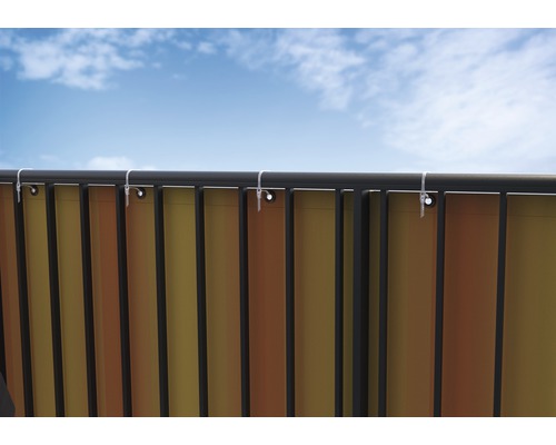 Sichtschutzstreifen an einem Zaun mit Himmel im Hintergrund