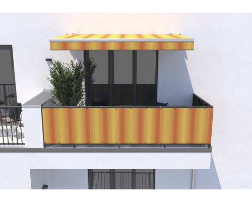 Balkon mit Markise und Sichtschutz