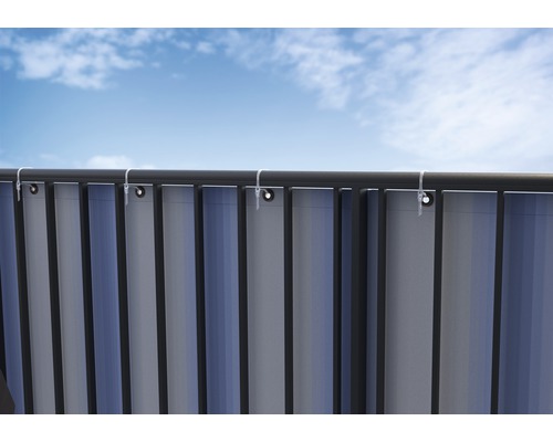 Balkonverkleidung mit Kabelbindern am Geländer befestigt