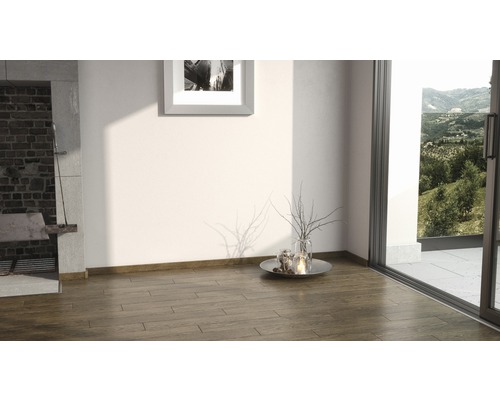 Heller Raum mit Holzfußboden, Terrassentür und Dekoration