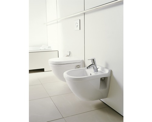 Modernes Badezimmer mit wandhängendem WC und Bidet