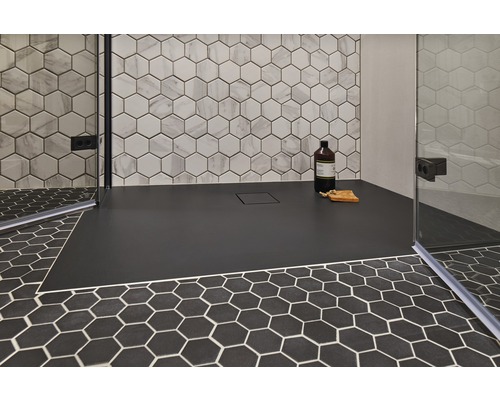 Begehbare Dusche mit dunkler Duschwanne und hexagonalen Fliesen