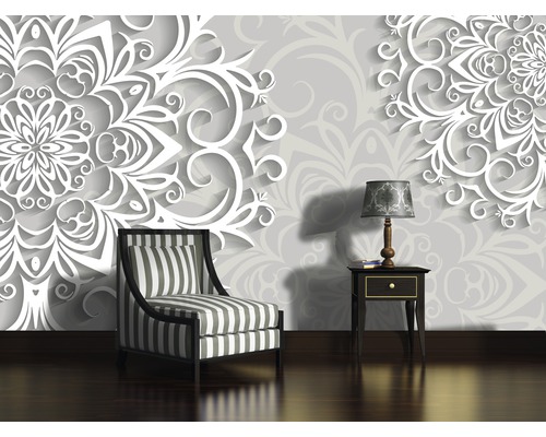 Dekorative Wandgestaltung mit Sesssel und Tischlampe in einem Raum