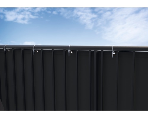 Sichtschutzzaun mit Befestigung vor blauem Himmel