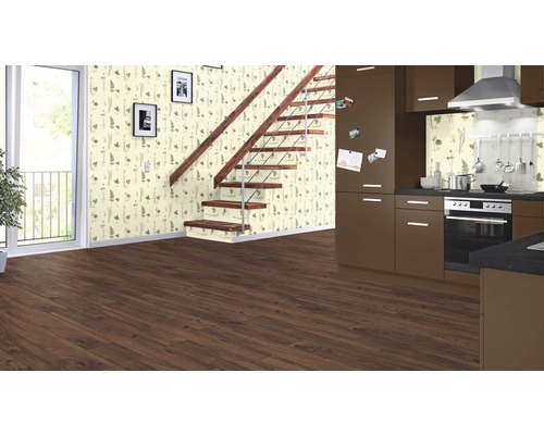 Helles Zimmer mit dunklem Holzboden, Treppe und Küchenzeile