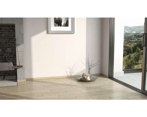 Heller Raum mit Fliesenboden, Kamin und Terrassentür