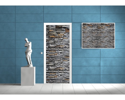 Innenraum mit Türposter und Wandbild in Steinoptik