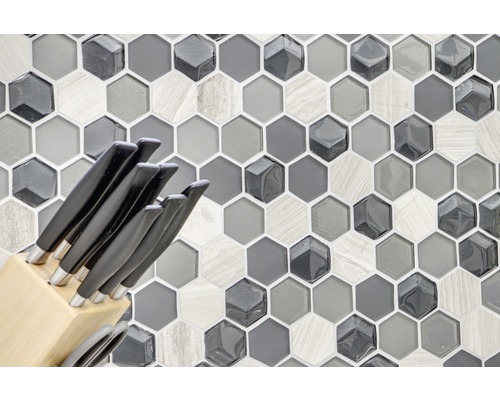 Mosaikfliese mit Sechseckmuster und Messerblock