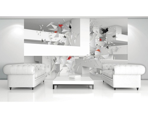 Heller Raum mit zwei weißen Sofas, einem Tisch und einer Fototapete mit geometrischen Formen und Origami-Vögeln.
