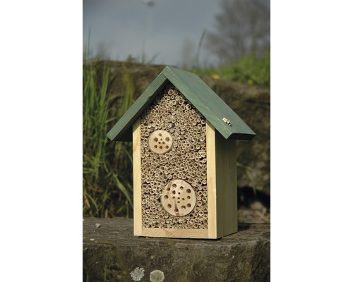 Insektenhotel aus Holz mit Nisthilfe für Wildbienen