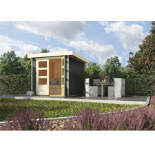 Gartenhaus mit offenstehender Tür und Sitzgruppe im Garten