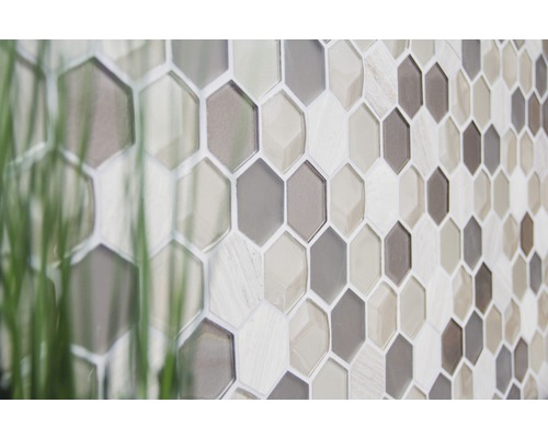 Nahaufnahme von Mosaikfliesen in Hexagonform