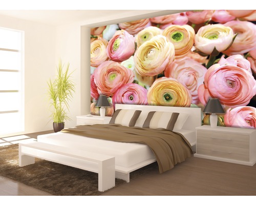 Schlafzimmer mit Blumen Fototapete, Bett und Nachttischen.