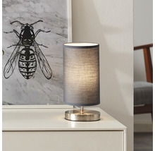 Nachttischlampe mit Textilschirm auf einer Kommode