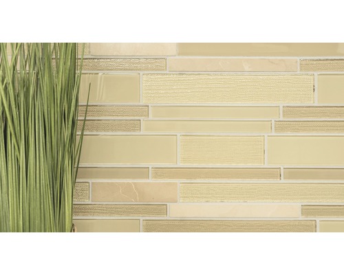 Mosaikfliesenwand mit beige- und cremefarbenen Glas- und Keramikfliesen sowie Dekoration