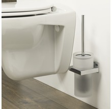 Wandhängendes WC mit Toilettenbürste und Halterung