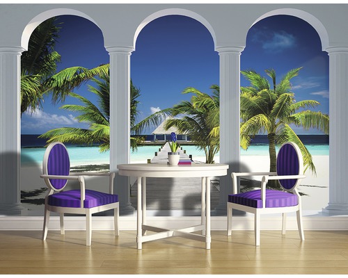 Wandbild mit Strandblick, Säulen, Tisch und Stühlen für eine sommerliche Atmosphäre