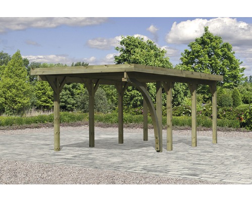 Holzcarport im Außenbereich.