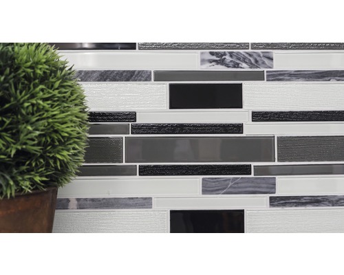 Wandfliese mit Mosaikmuster und Pflanze