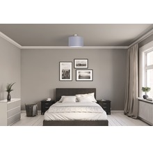 Schlafzimmer mit Bett, Nachttischen, Kommode, Deckenleuchte und Fenster