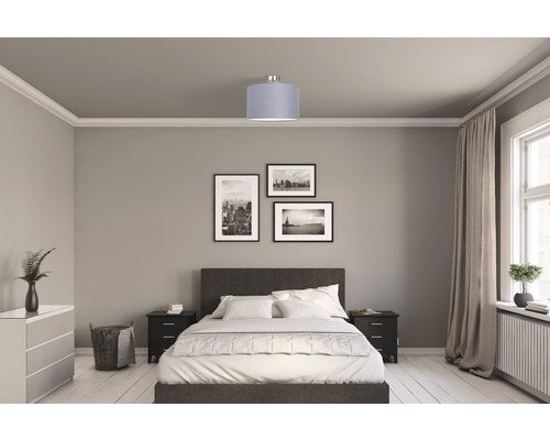 Schlafzimmer mit Bett, Nachttischen, Kommode, Deckenleuchte und Fenster