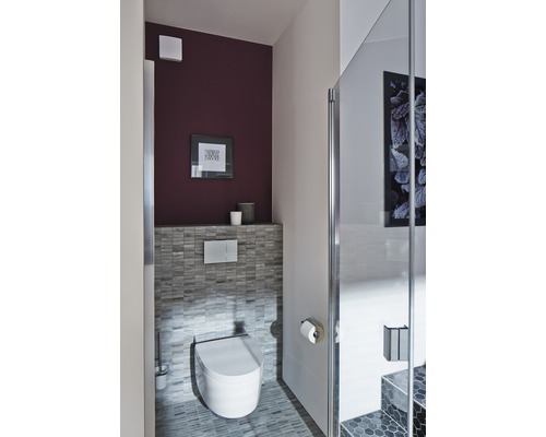 Modernes Badezimmer mit Toilette, Fliesen und Dusche