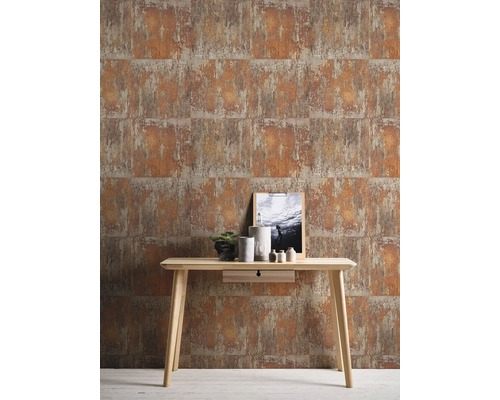 Szene mit einer Tischkonsole vor einer Wand mit Vliestapete in Rostoptik.