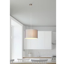 Hängelampe mit rundem Schirm in einer Küche