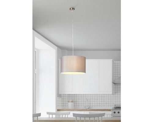 Hängelampe mit rundem Schirm in einer Küche