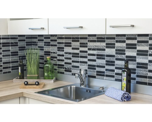 Küchenspüle mit Armatur und Mosaikfliesen-Wand