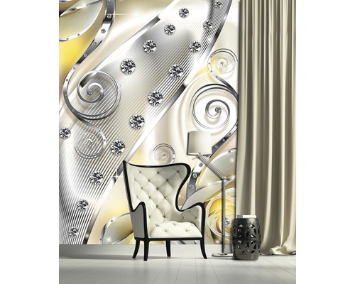 Szene mit Sessel, Lampe, Beistelltisch und einer Wandtapete mit floralem Muster und Diamanten