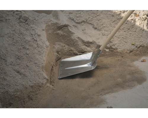 Schaufel in einem Sandhaufen
