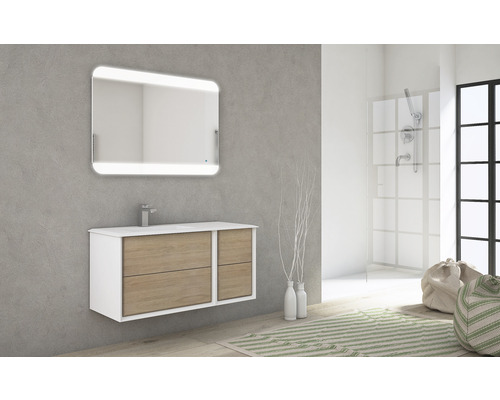 Modernes Badezimmer mit beleuchtetem Spiegel, Waschbeckenunterschrank und Dusche